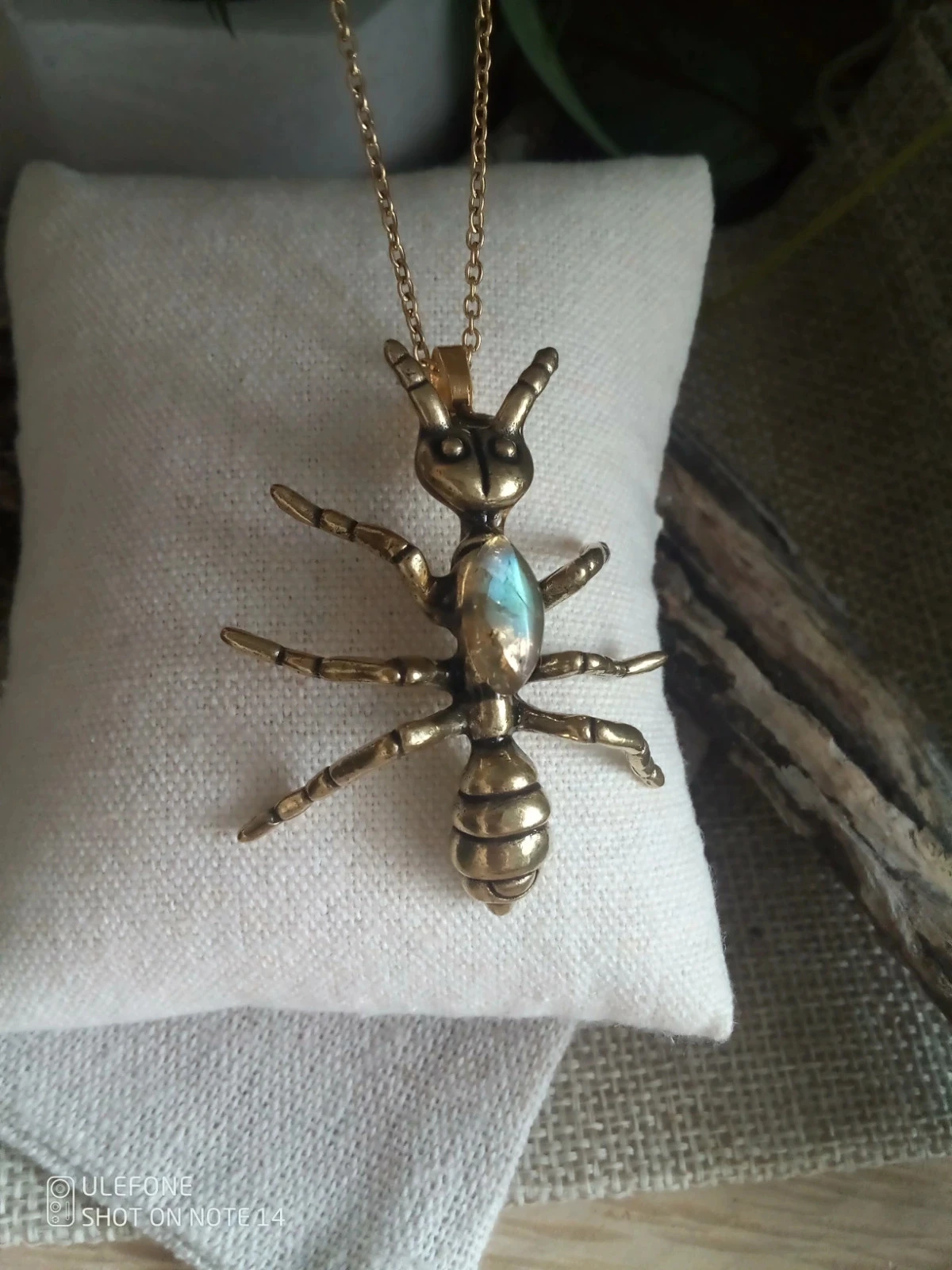 Collier original pendentif fourmi avec pierre de labradorite naturelle